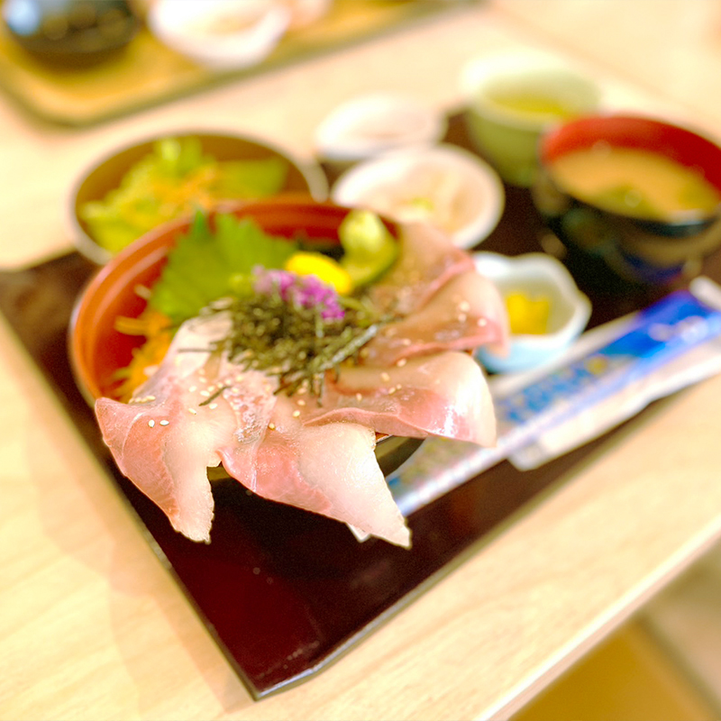 はみ出し!ぶりの漬け丼の写真