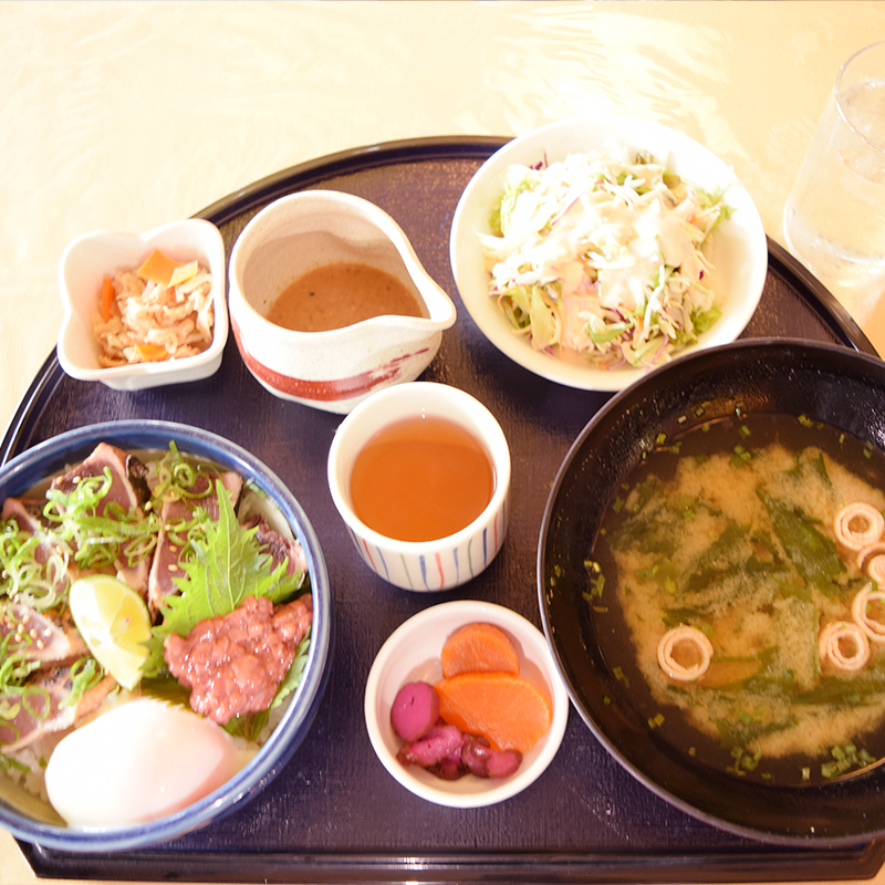 鰹酒盗丼定食の写真