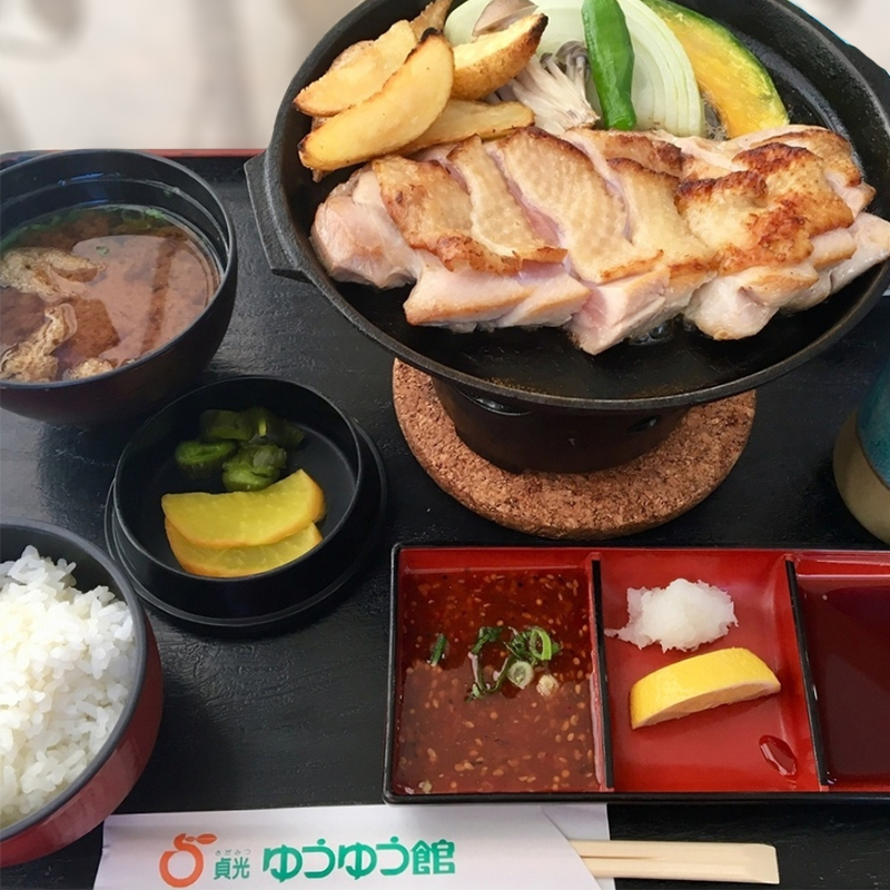 阿波尾鶏の鉄板焼き定食の写真